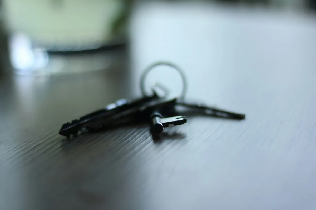House keys and property contract on a wooden surface