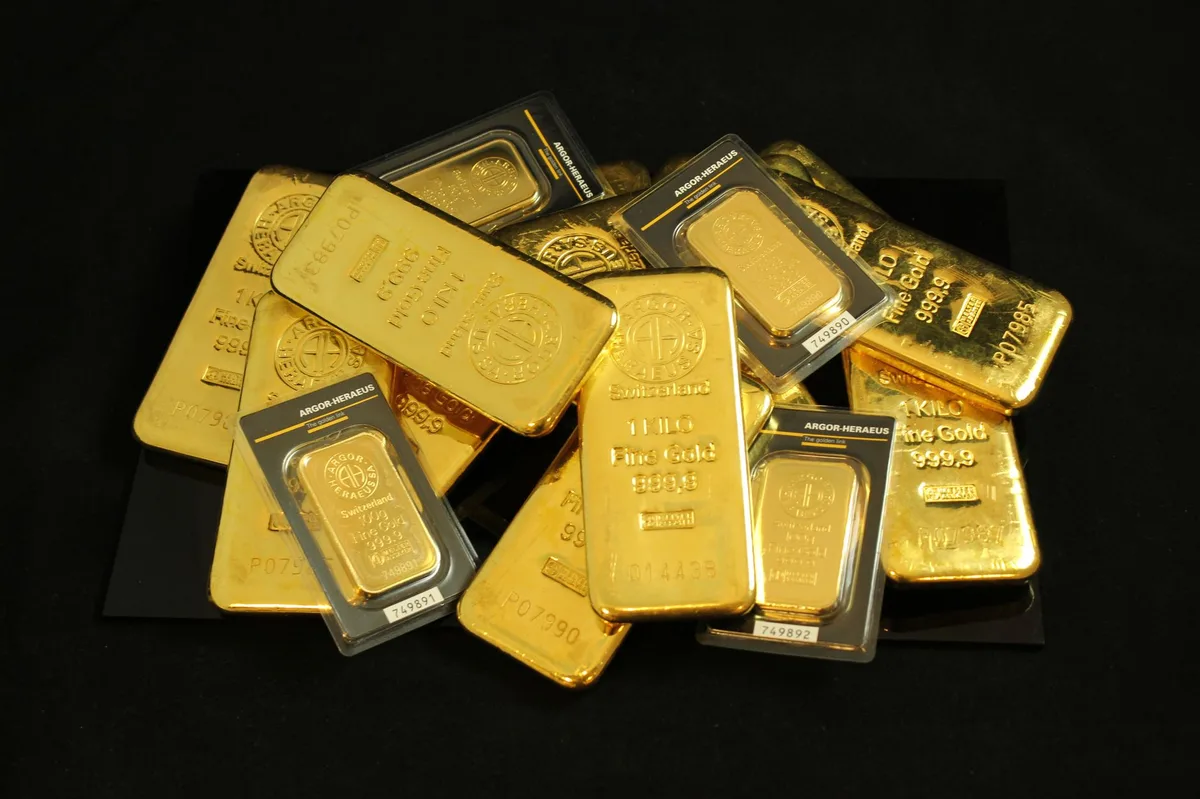 Rising bar chart representing gold ETF investment growth