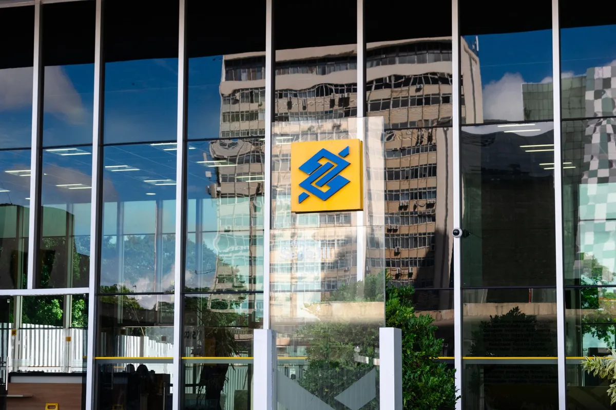 Modern bank building facade representing Australian financial institutions and the Reserve Bank