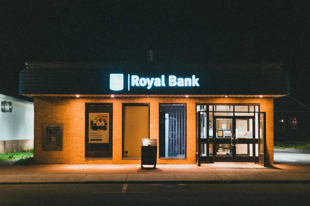 Modern bank building exterior representing financial institution deposit protection