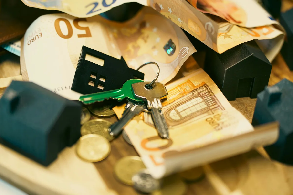 House keys and signed contract on a wooden table representing a first home purchase in Canada
