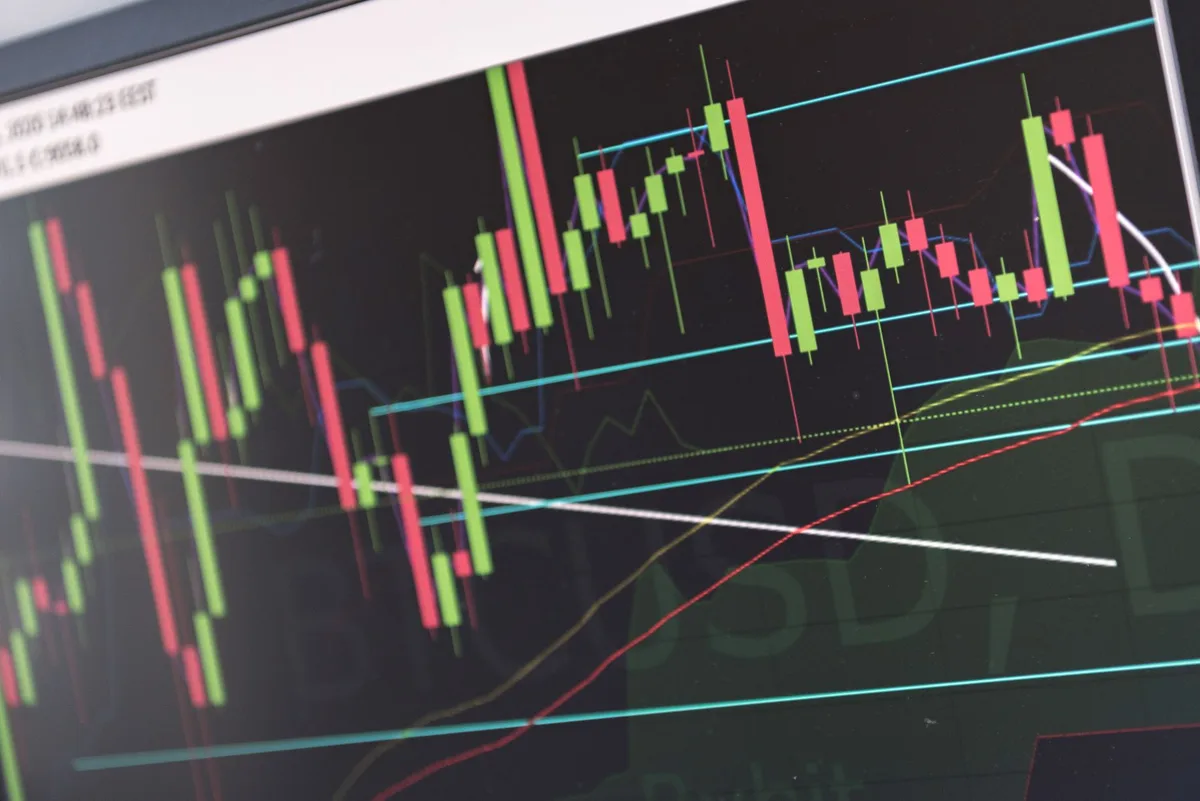 Telas de mercado financeiro exibindo dados de ações e índices internacionais