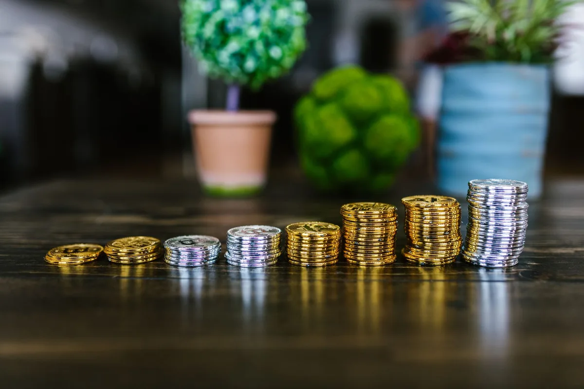 Cofrinho de porcelana com moedas representando poupança e proteção financeira em momentos de crise