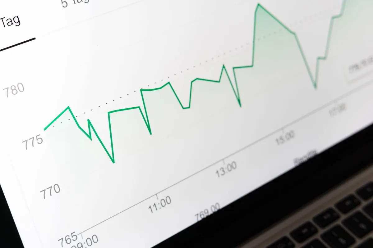 Gráfico de investimentos em alta exibido em tela de computador