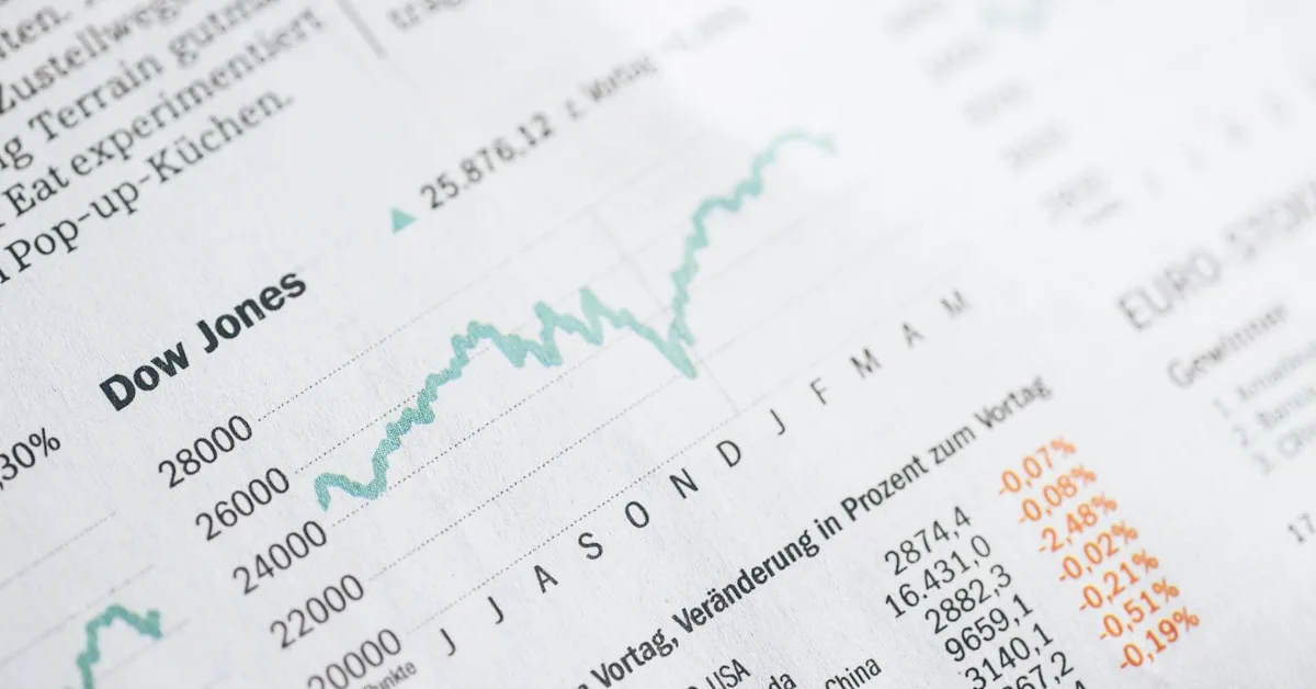 Gráficos financeiros de investimento representados em telas digitais analíticas.
