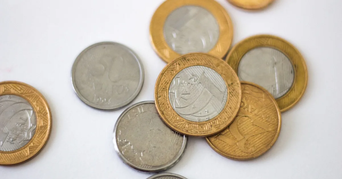 Pessoa analisando gráficos de investimento em um computador