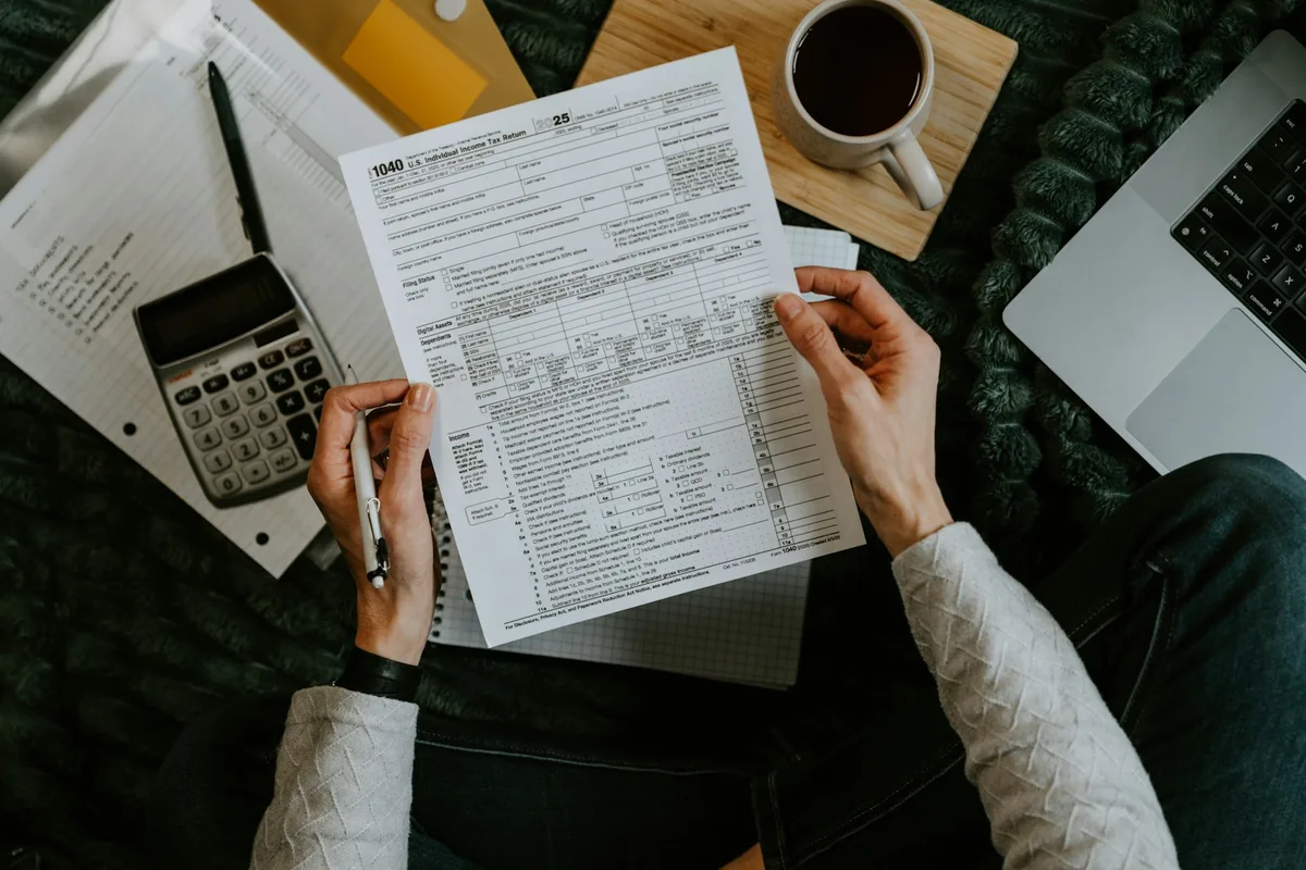 Calculadora sobre documentos fiscais e formulários, representando a declaração de imposto de renda