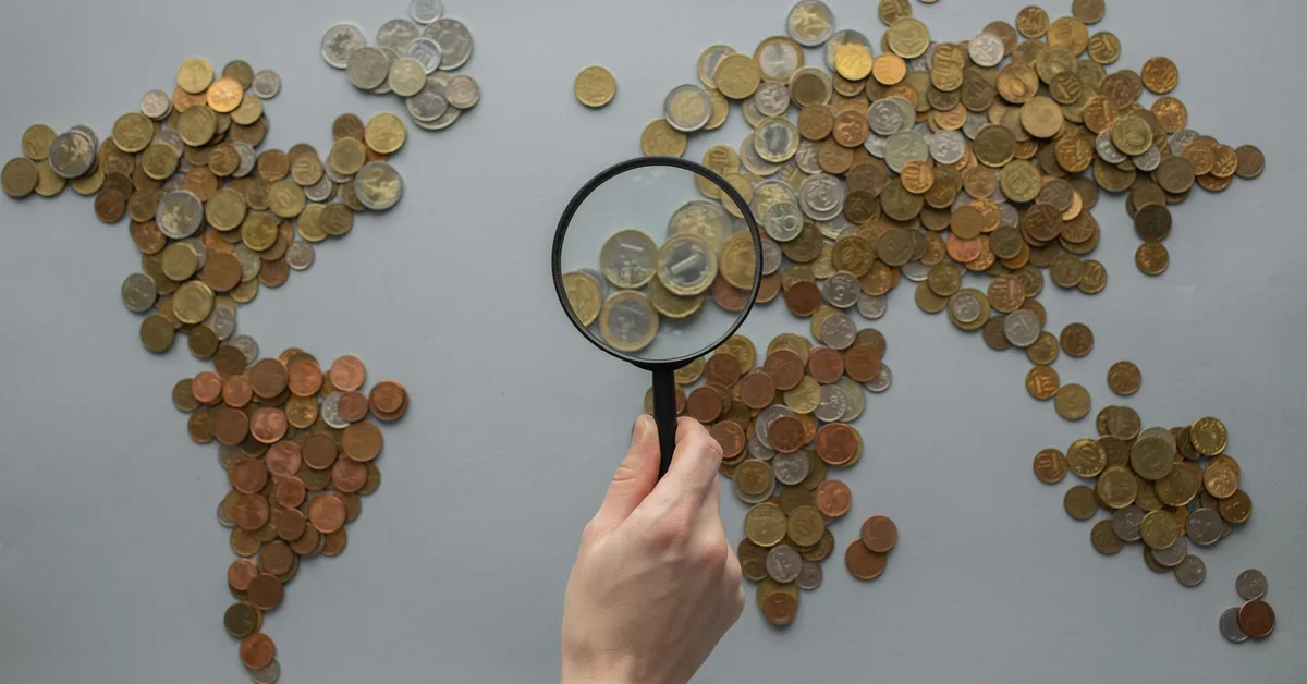 Gráficos de negociação e análise de mercado financeiro em telas de computador