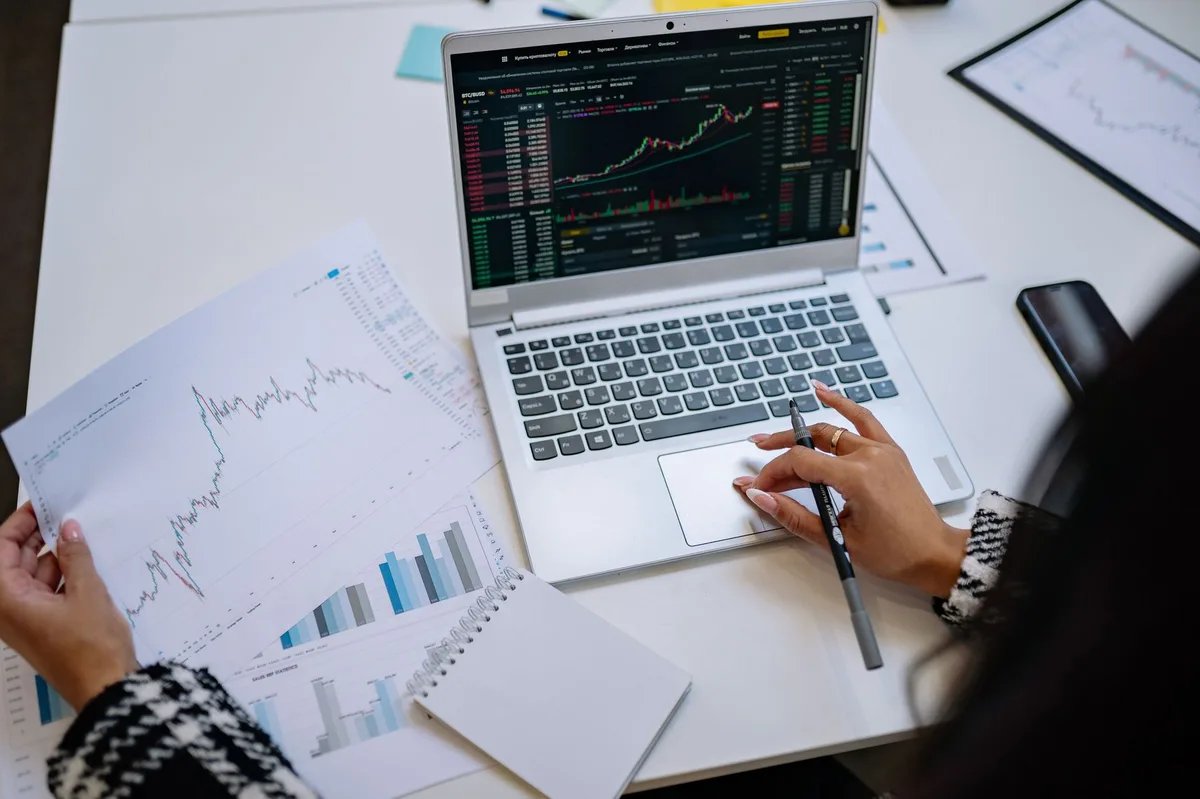 Gráficos financeiros exibidos em tela de computador mostrando dados de mercado