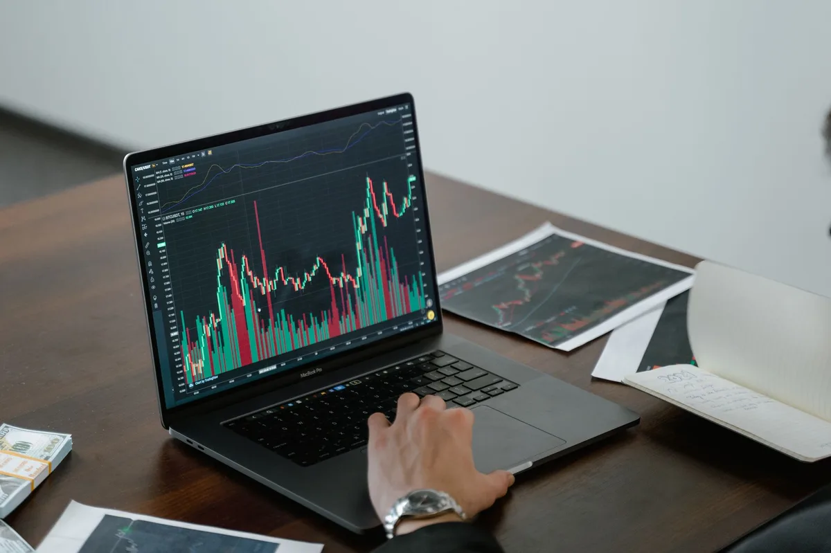 Painel com gráficos financeiros e dados econômicos em tela de computador