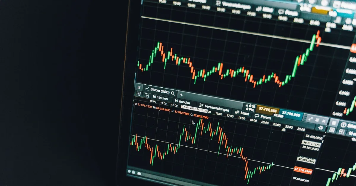 Telas de mercado exibindo gráficos de investimentos e cotações financeiras