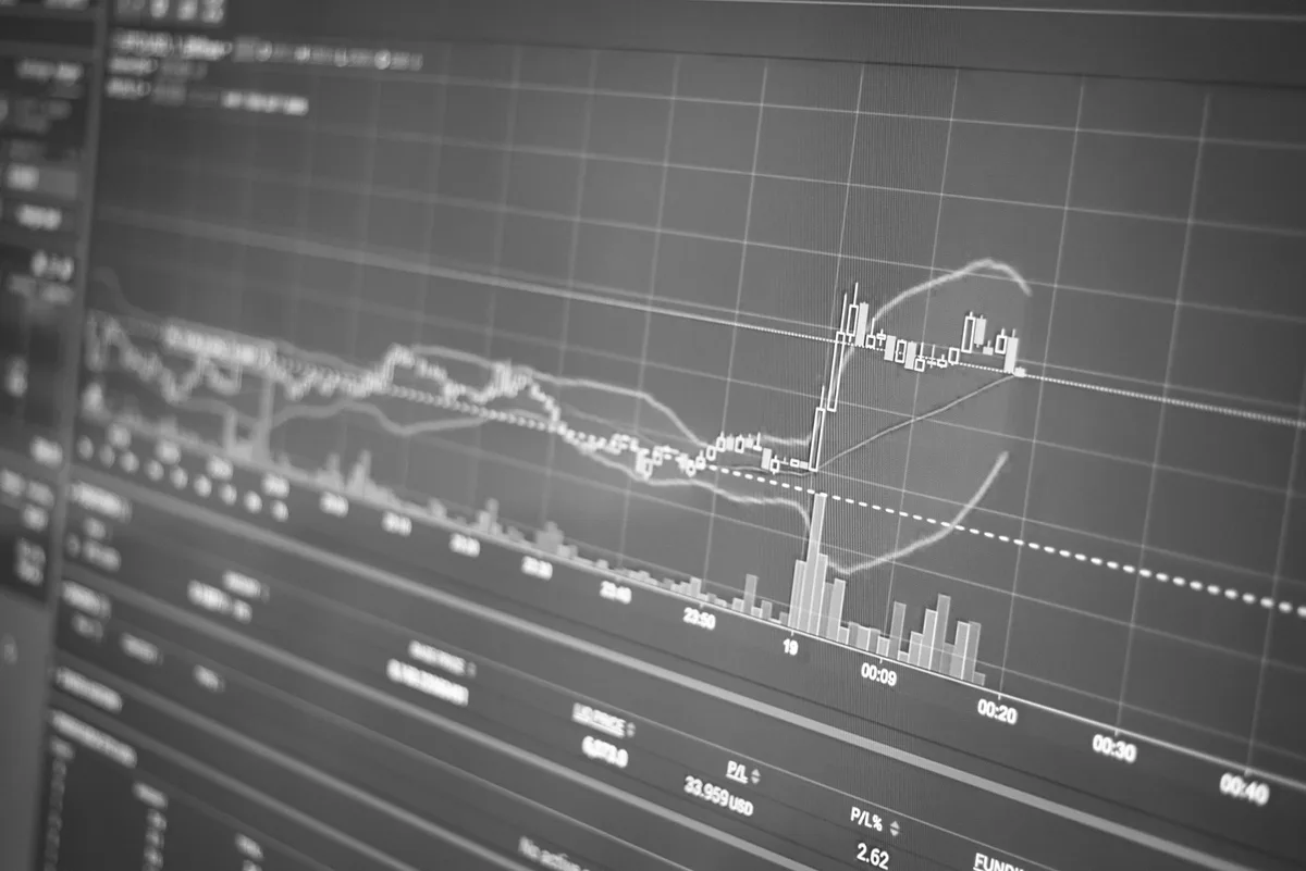 Gráfico de barras ascendente representando crescimento de investimentos em renda fixa