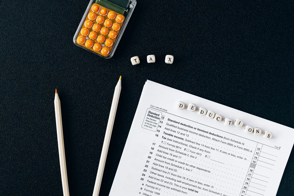 Documentos financeiros sobre uma mesa com caneta e calculadora