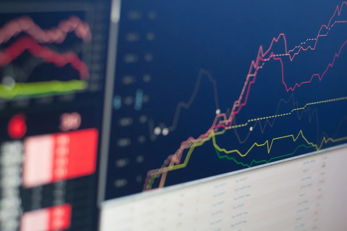 Telas de mercado financeiro exibindo cotações de bolsas internacionais