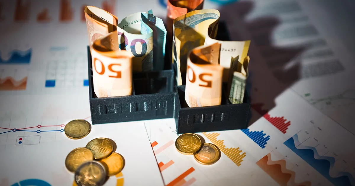 Gráficos financeiros em telas de computador durante análise de mercado