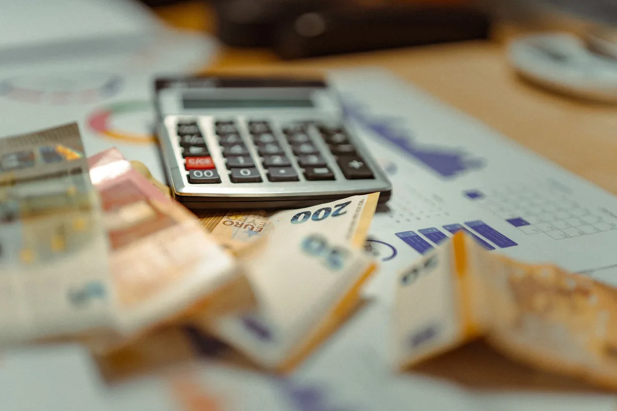 Documentos financeiros e dinheiro sobre mesa representando opções de investimento