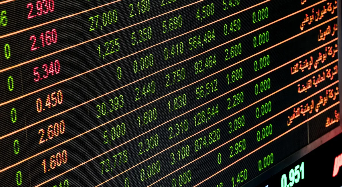 Telas de mercado financeiro exibindo dados de negociação em tempo real