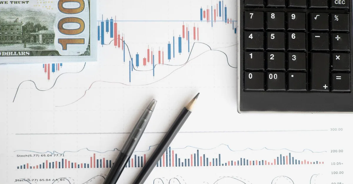 Gráficos de análise financeira em tela de laptop mostrando dados do mercado de renda fixa