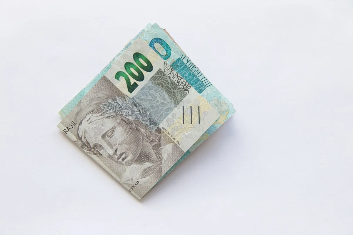 Notas de dinheiro representando renda passiva gerada por dividendos