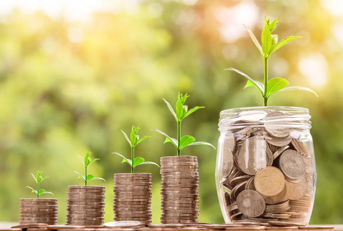 Jornal aberto sobre mesa com tema de economia e mercados financeiros