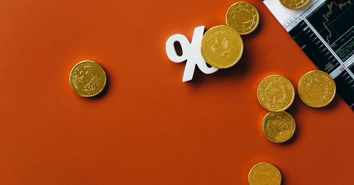 Mesa de análise financeira com gráficos, calculadora e anotações de investimento