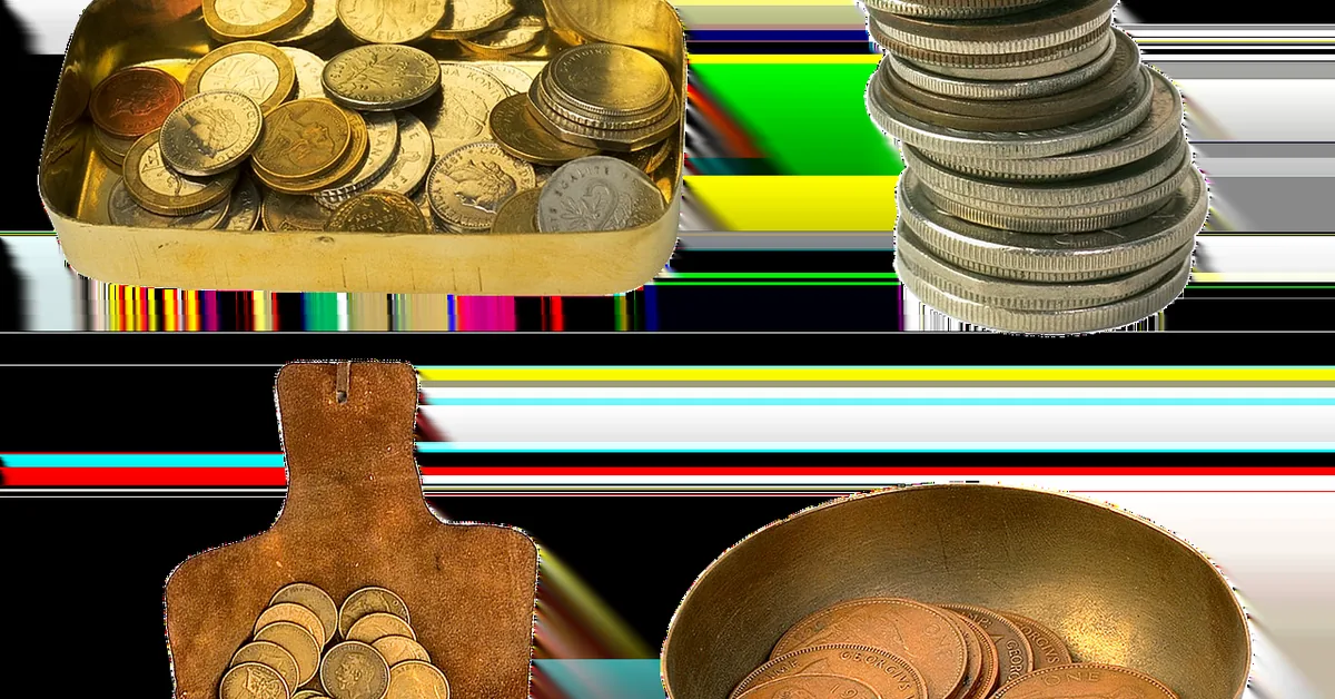 Pessoa analisando gráficos financeiros em um computador, com moedas e calculadora na mesa, simbolizando investimento no Tesouro Direto